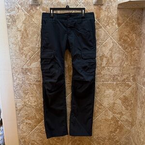 Under Armour women’s black Cargo Pants